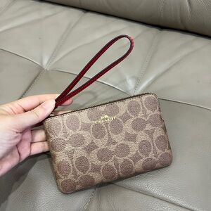 NWT Coach Corner Zip Wristlet
In Signature Canvas